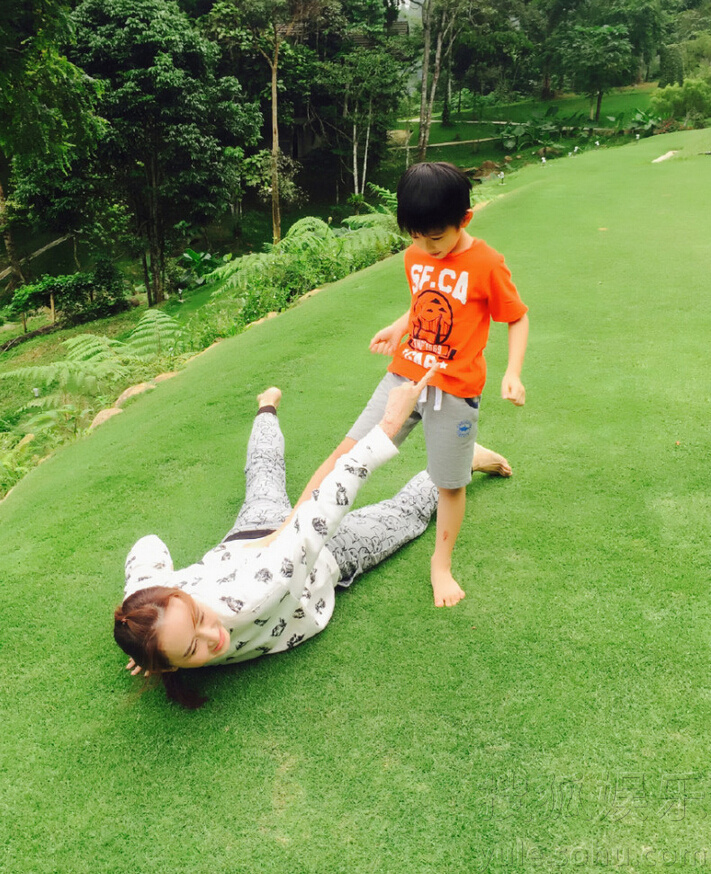 母子温馨!胡静与帅气儿子草坪练功打闹