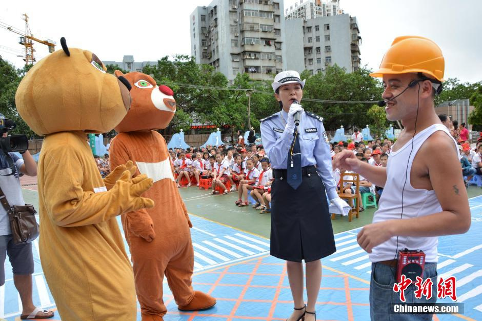 光头强与最美<em>女交警</em>合作上开学第一课_社会