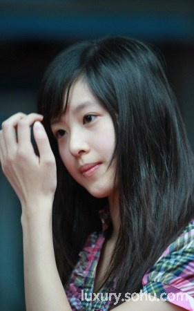 <em>奶茶妹妹身世起底</em>:父亲总裁 在清华陷陪睡门?