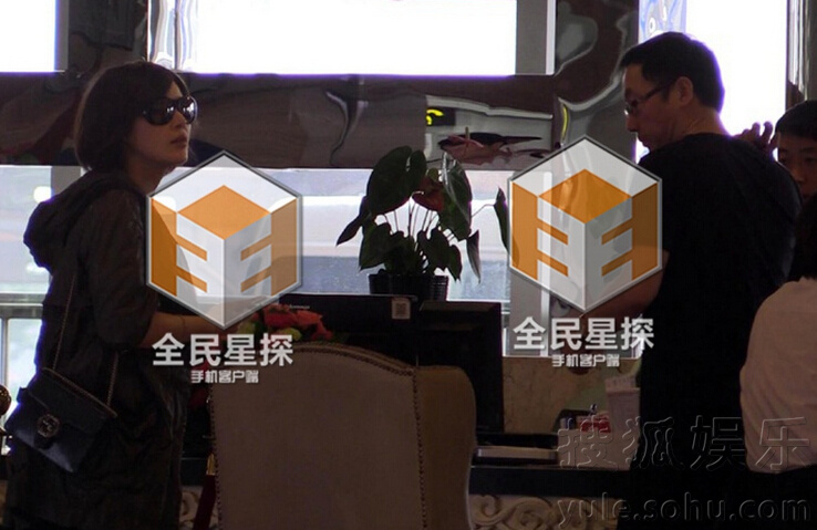 陆川携妻回老家省亲 胡蝶略施粉黛风采足