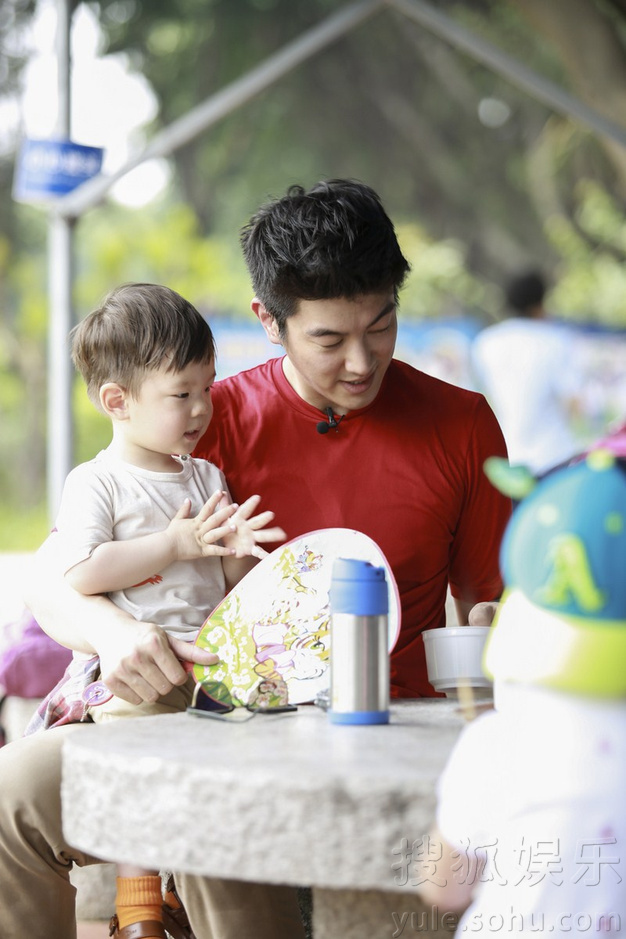 甜馨奥莉<em>姐妹情深</em>不舍分别 霍思燕<em>变装</em>送惊喜