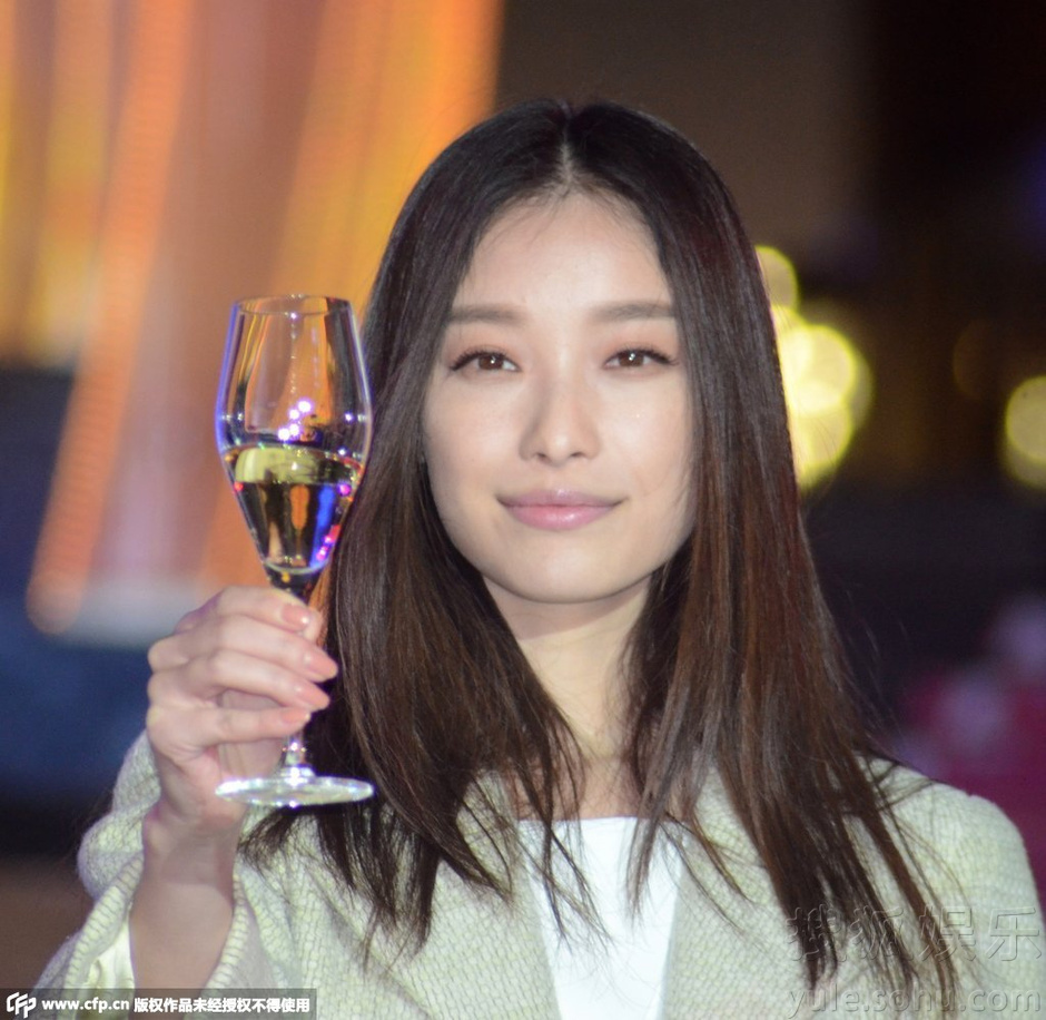 倪妮捞金秀美腿满脸甜蜜 喝酒撅嘴卖萌表情多