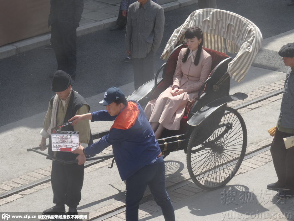 "民国少女"李小冉连夜赶戏 坐轿子一脸倦容