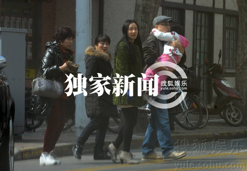 独家:徐峥一家四口外出吃饭 共度欢乐时光