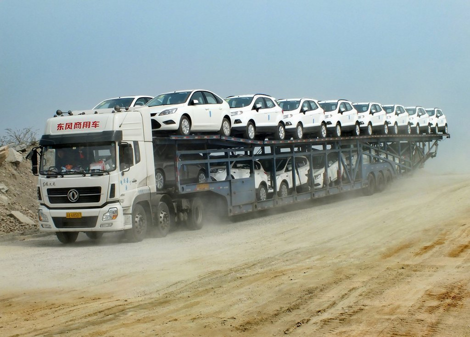 超高超宽超载 中国式商品车运输场面壮观7613