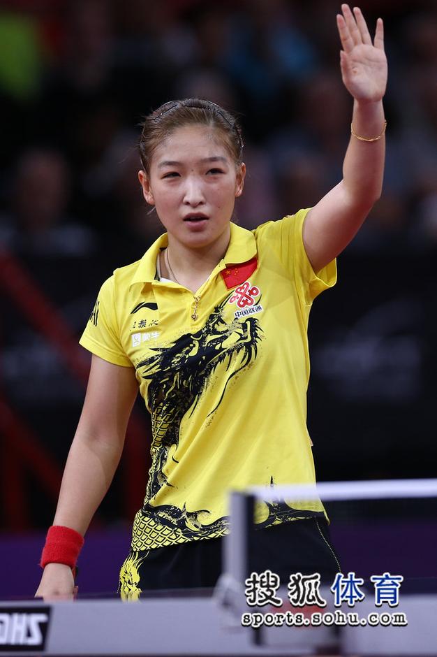 高清:刘诗雯经典剪刀手再现 小枣表情搞笑50