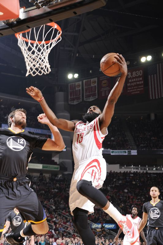 高清图:火箭战勇士魔兽暴扣库里 哈登强行出手