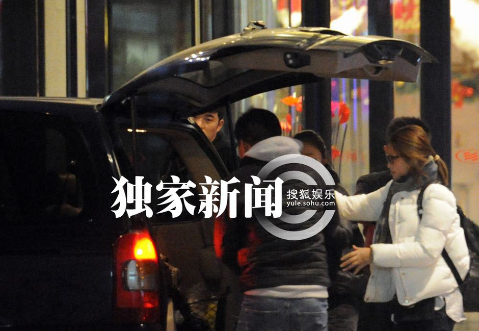 组图: 陈赫酒店换装忙捞金  助理随行星范儿足_