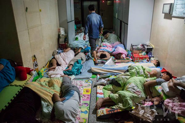 郑州全球最大医院里的睡客