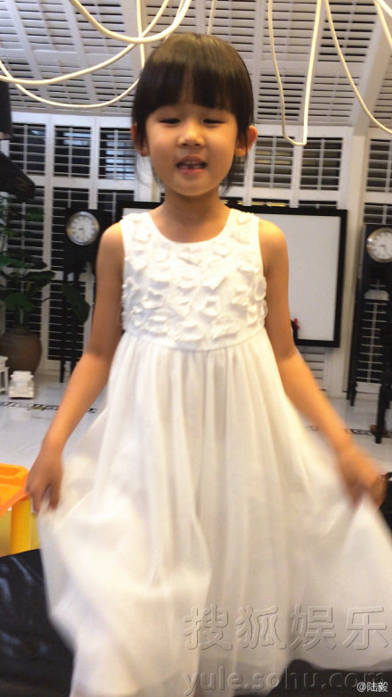 陆毅晒贝儿美照 扎头发穿裙子一秒变公主(组图