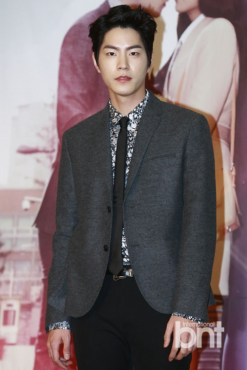 KARA韩胜妍等出席《女人漫画皮鞋》发布会6