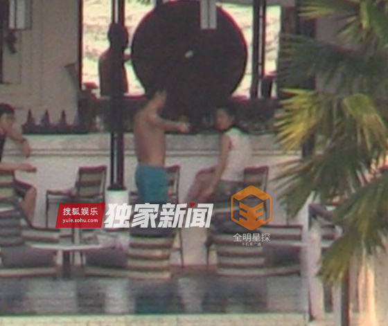 独家：白百何泰国幽会帅哥 贴面喂食泳池边嬉戏