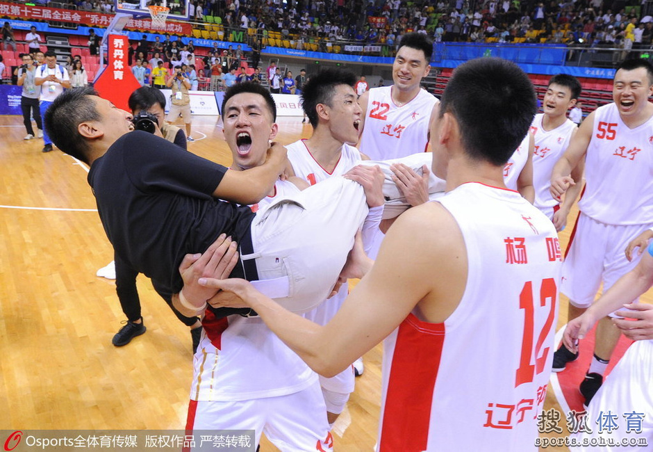高清:全运会男篮辽宁夺冠 周琦郭艾伦挥手致意