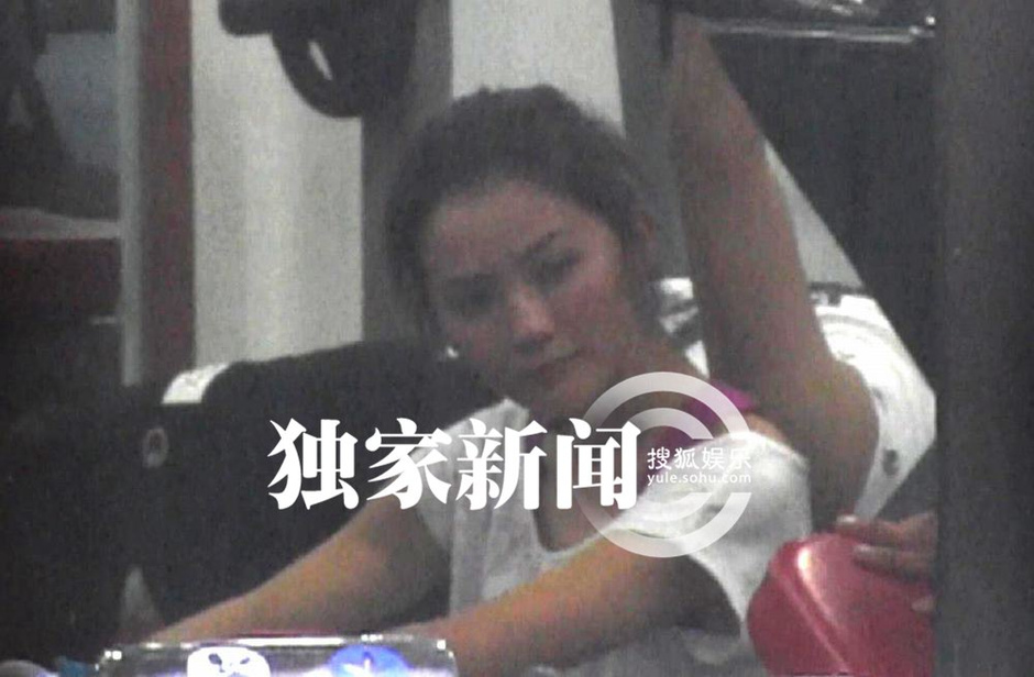 抚摸玩弄肌肉男