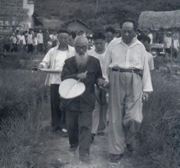 1959年毛泽东为父母上坟罕见照片5244522-文