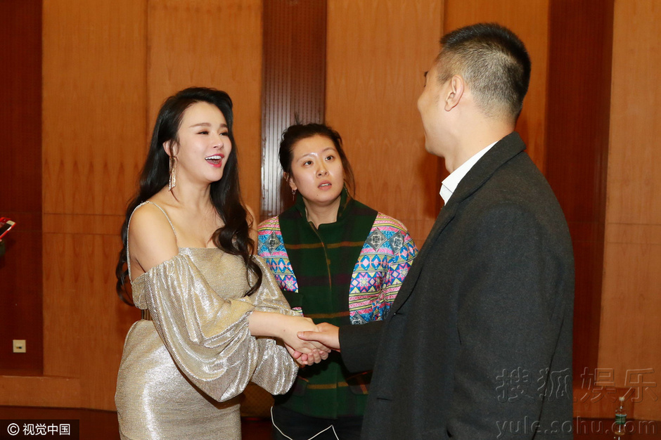 冉莹颖金色露肩裙亮相 与帅哥热聊不停-娱乐频