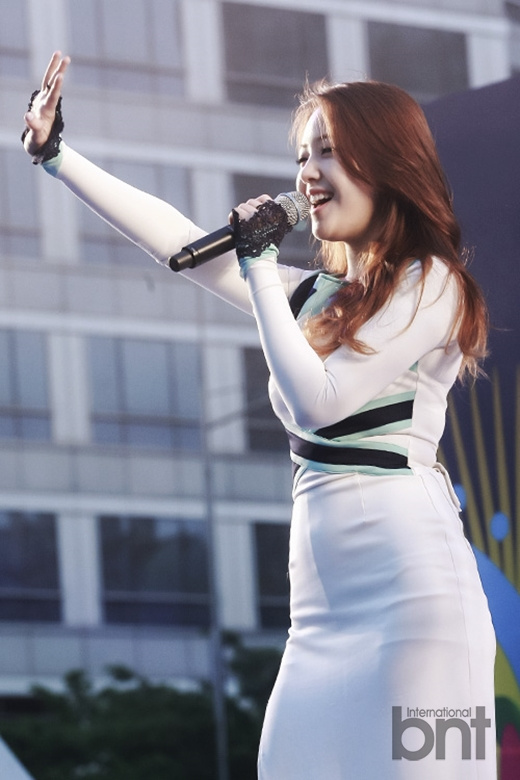 鸟叔Girl'sDay等歌手街头热唱为韩国队助威