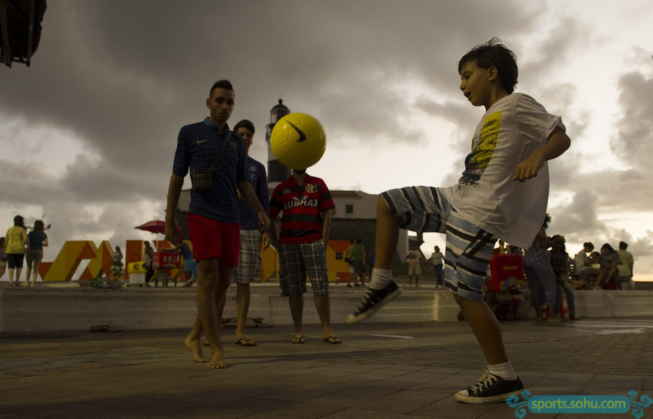 高清图:世界杯球迷巴西名城聚会 相互交流球艺