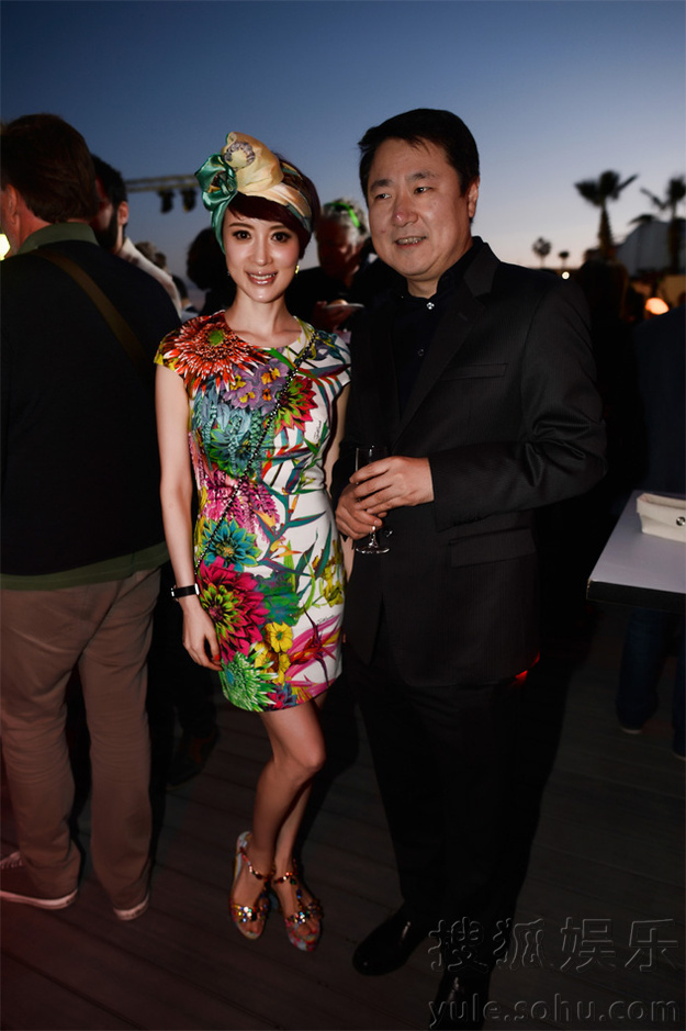 参加酒会     搜狐娱乐讯  5月15日晚,博纳影业总裁于冬携娇妻金巧巧
