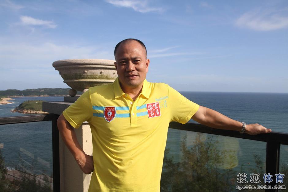 高清:三门岛业余足球赛开打 展示球衣磨刀霍霍