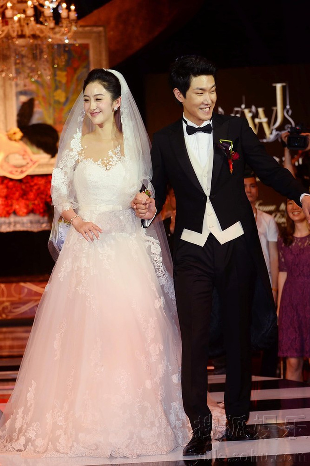 歌手王晰甜蜜大婚 送老婆银行卡当信物