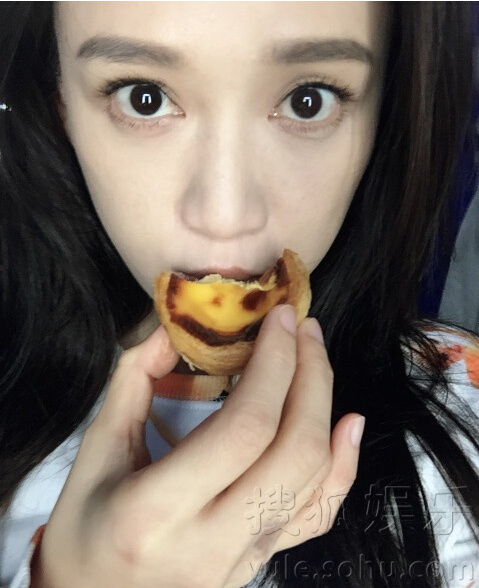 陈乔恩嘟嘴卖萌变吃货 吃蛋挞仍不忘自拍