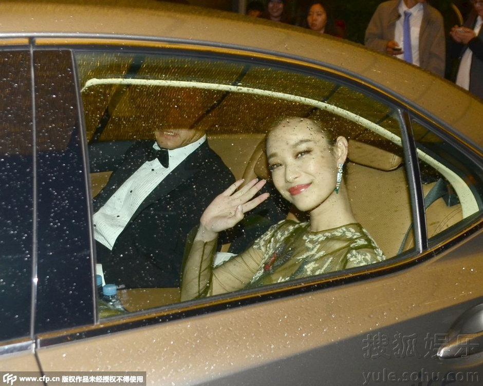 倪妮<em>穿</em>透视裙与<em>中年</em>男子热聊 上车对镜露灿笑