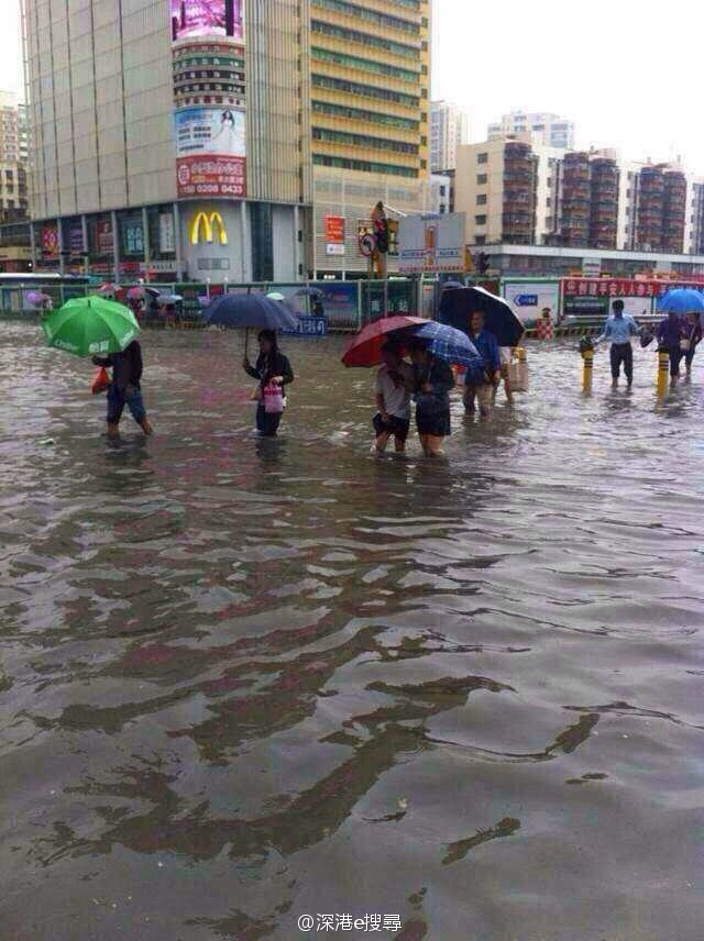 市民冒雨前行.