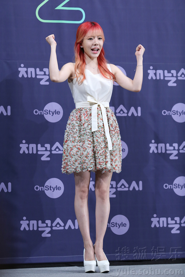 <em>少女时代团综</em>举行发布会 成员拍照搞怪可爱(组