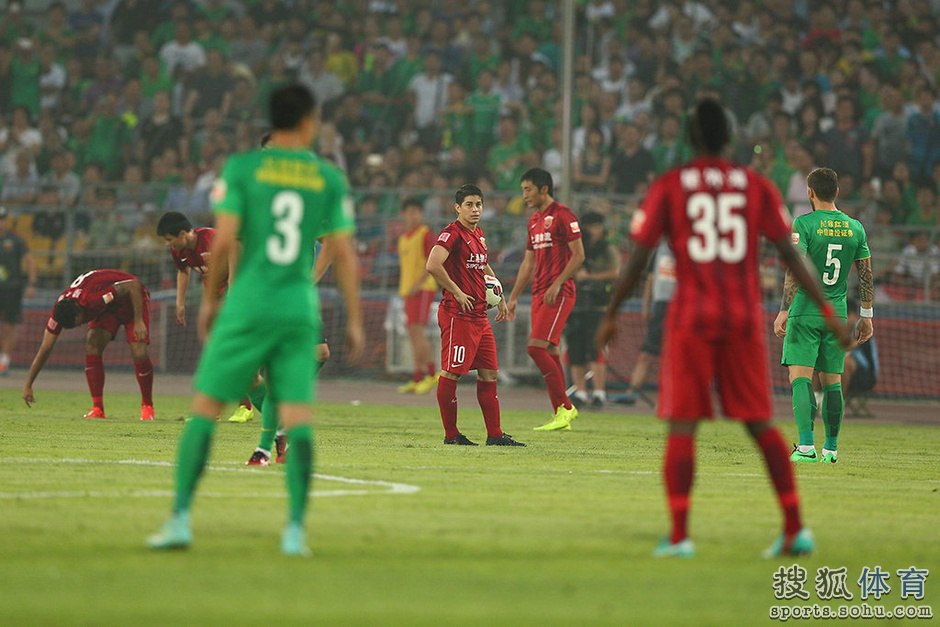 高清图:国安0-0战平上港 杨智神勇扑点激情怒吼