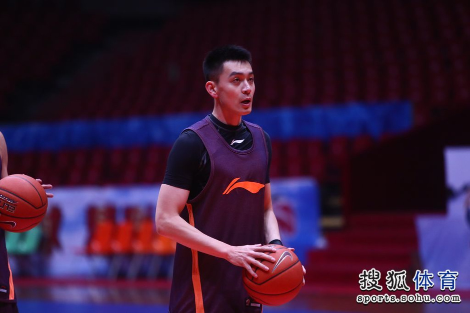 高清:辽宁备战杨鸣帅气传球 赵继伟挂筐秀肌肉
