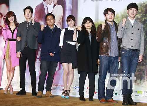 KARA韩胜妍等出席《女人漫画皮鞋》发布会(