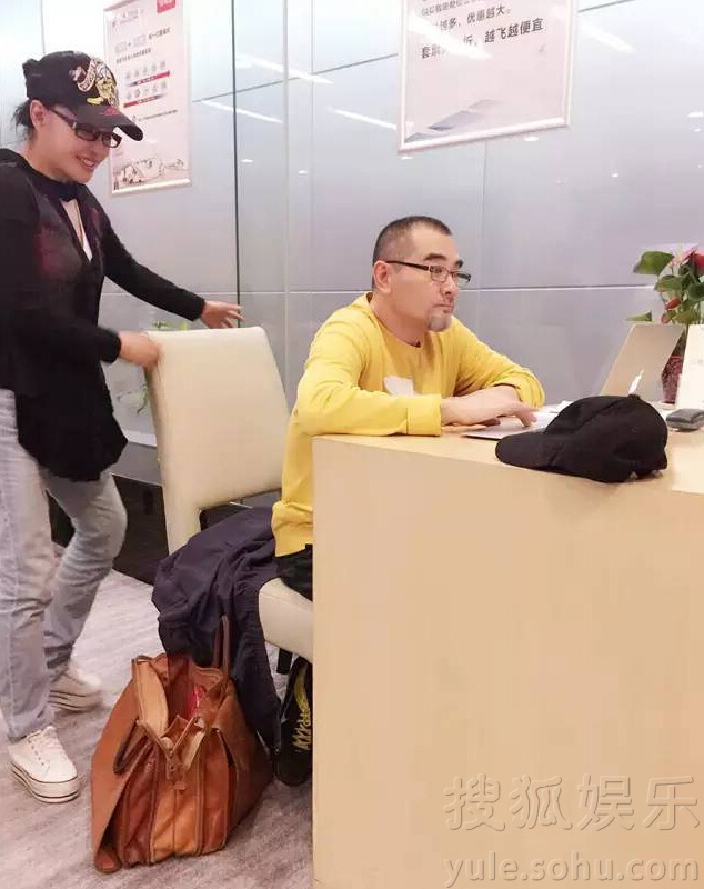 59岁刘晓庆机场整蛊赵文瑄 开怀甜笑童心未泯