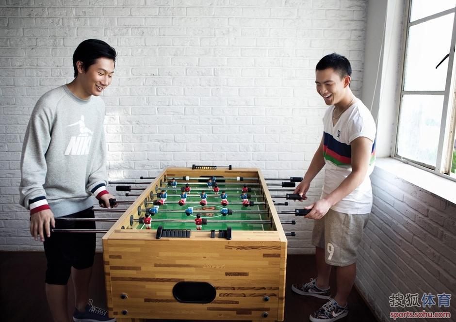 高清:申花球衣细节展示 模特王大雷演蓝色魅力