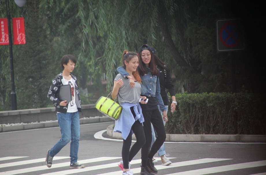 中戏新生开学典礼 萌妹子<em>嫩帅哥</em>素颜入校5490