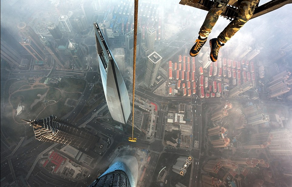 高空摄影:俄罗斯狂人攀高650米俯拍上海