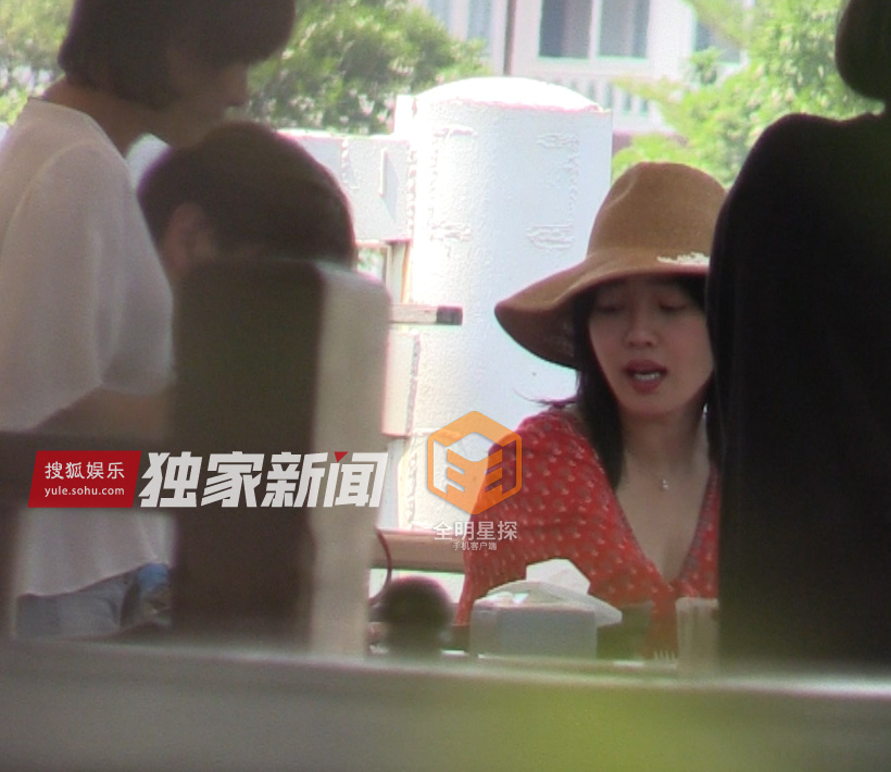 独家：白百何泰国幽会帅哥 贴面喂食泳池边嬉戏