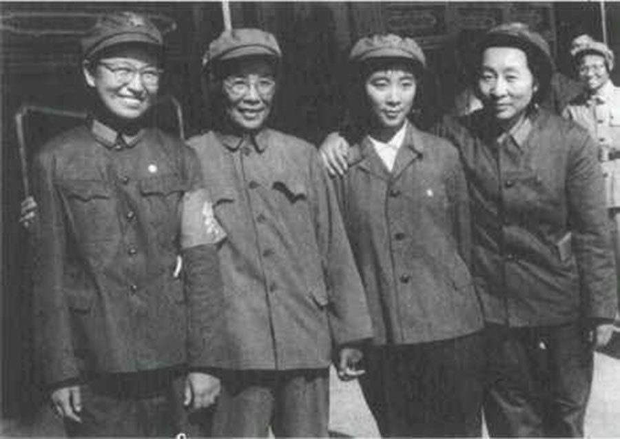图为:1966年,李讷与<em>陈少敏</em>、林立衡、叶群在天