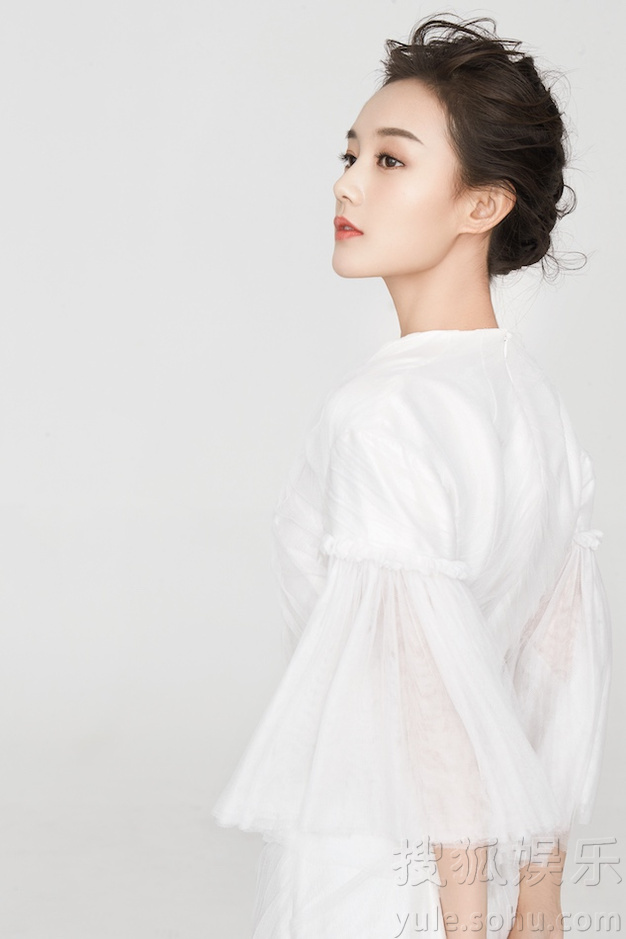 李一桐最新写真曝光 侧颜迷人尽显气质女神范儿