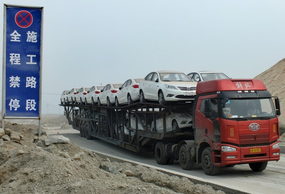 超高超宽超载 中国式商品车运输场面壮观7613