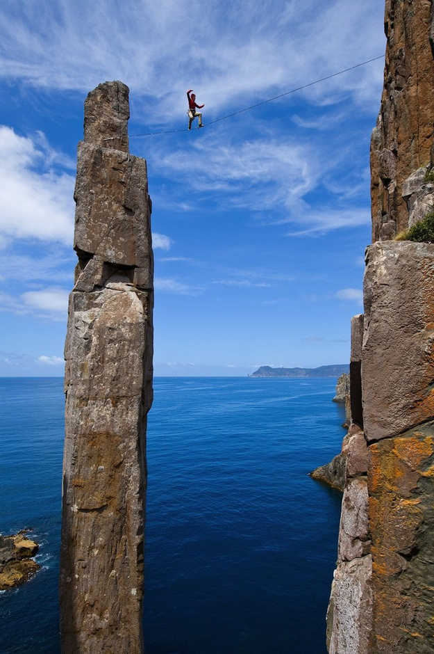 北京时间12月20日消息,攀岩是很多人喜爱的一项运动,但绝壁攀岩就很