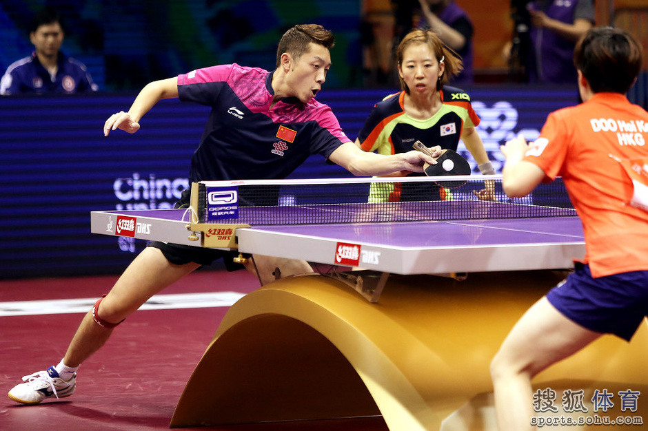 高清:许昕跨国组合进混双决赛 肩伤复发敷冰袋