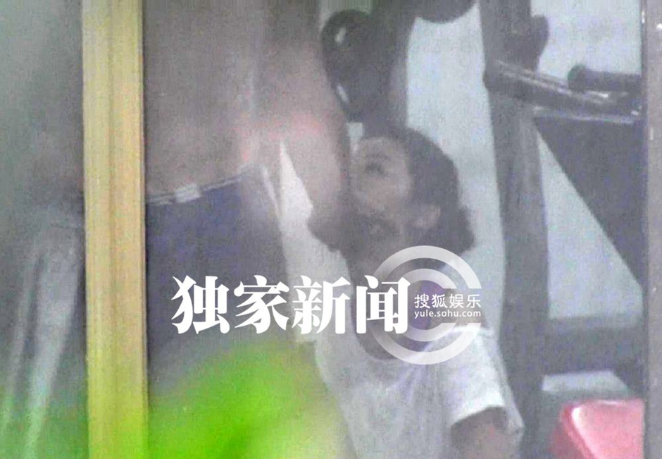 独家:半裸男陪阿Sa健身 摸阿Sa下巴显暧昧