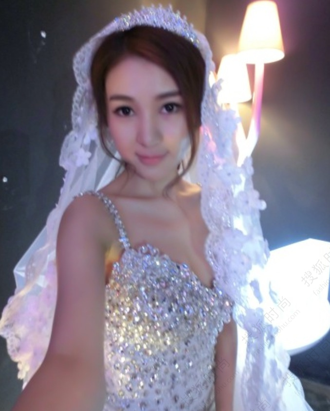 郭美美拍婚纱震撼篮球v婚纱扮清纯骑马穿电影剧照纪录图片