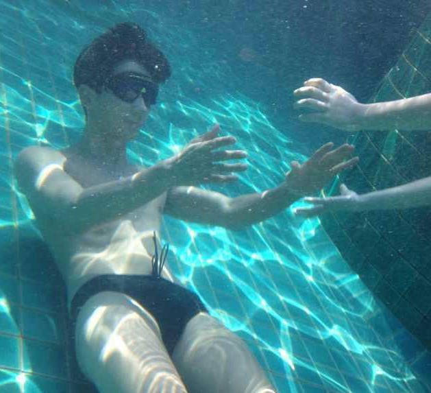 张亮泳装秀肌肉+网友称把持不住