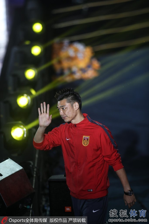 高清:中超颁奖礼星光璀璨 王大雷曾诚武磊登台