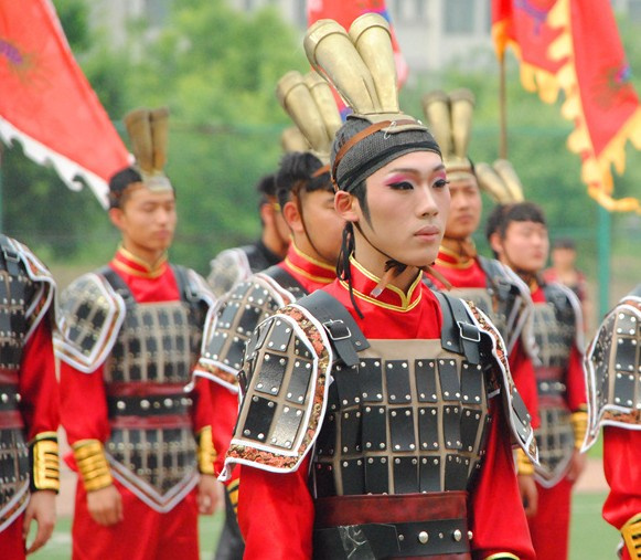 西安高校文化节举办<em>成人礼</em> 学生男扮<em>女装</em>起舞