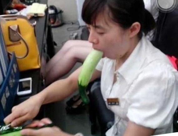 美女吃黄瓜的样子真的很内涵5698926-Wap频道图片库-大视野-搜狐