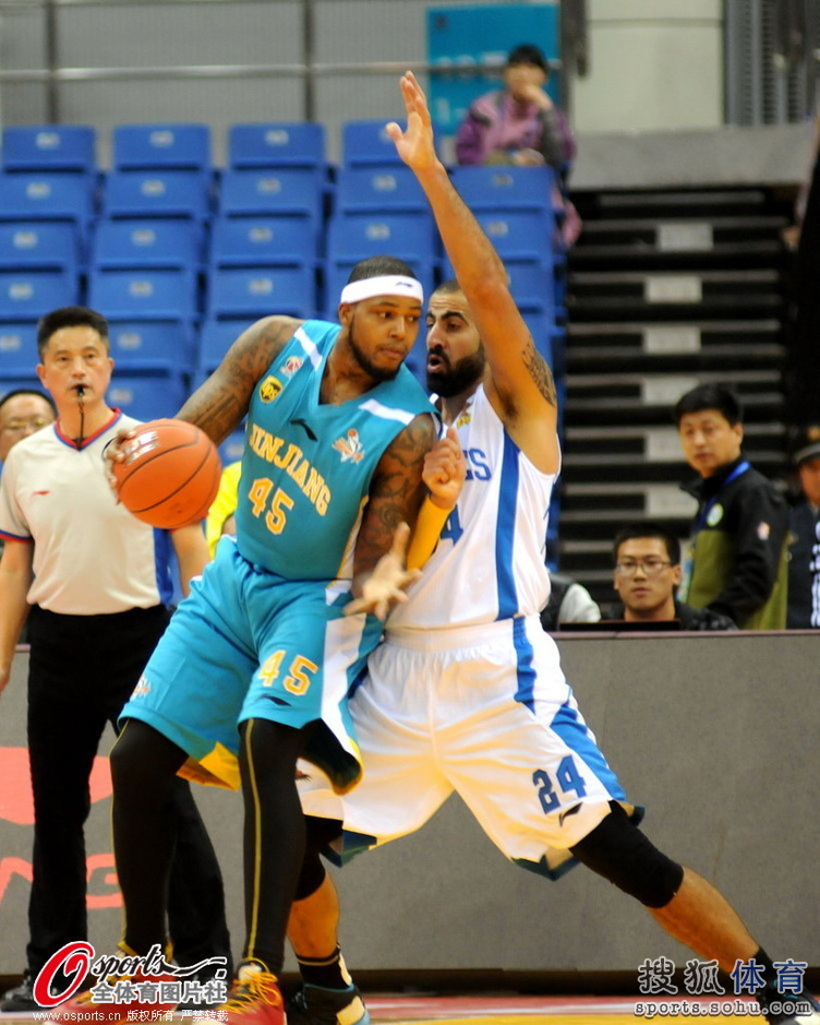 高清:青岛VS福建麦克唐纳战桑尼 拉莫斯吃火锅