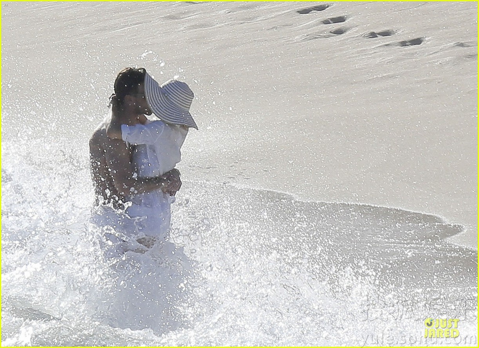 奥利维亚与超模男友订婚 海滩约会浪漫拥吻60